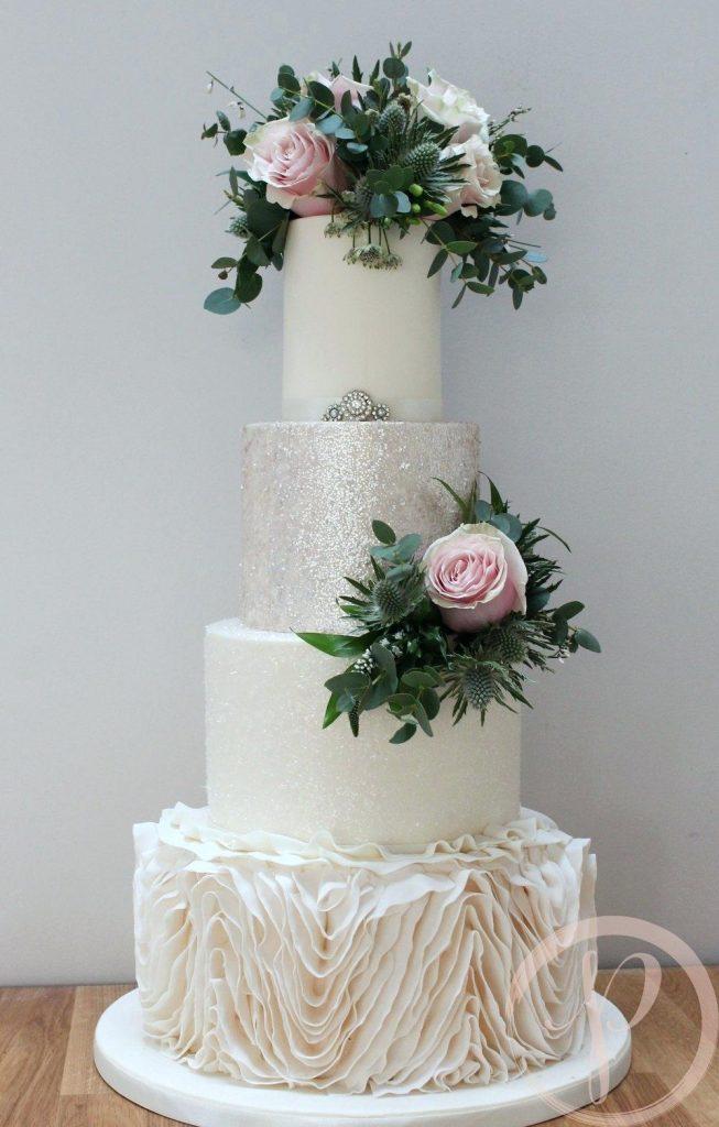 Bánh cưới có trang trí hoa tươi