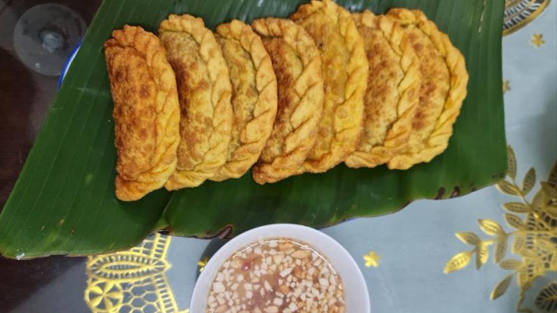 Bánh Gối & Bánh Tôm Bà Lan