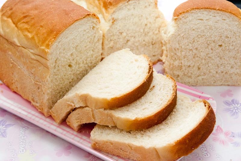 Tinh bột trong bánh mì làm tăng lượng testosterone gây mụn trứng cá