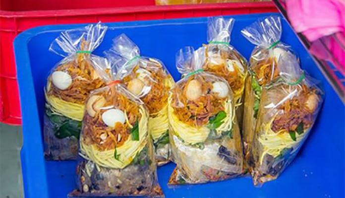 Bánh tráng trộn ngã ba đường Bà Huyện Thanh Quan, ﻿Ngũ Hành Sơn, Đà Nẵng