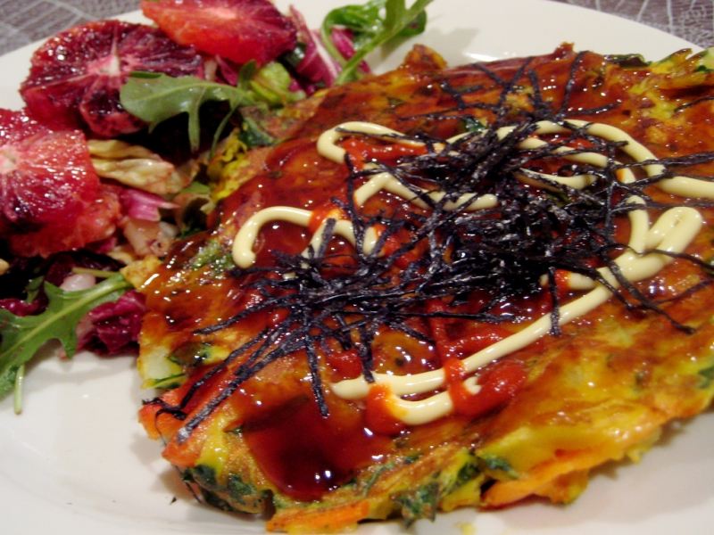 Bánh xèo Okonomiyaki được làm từ rất nhiều loại nguyên liệu khác nhau (Nguồn: Sưu tầm)
