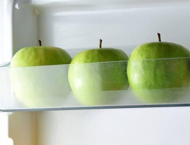 Bọc táo bằng báo để bảo quản trong tủ lạnh
