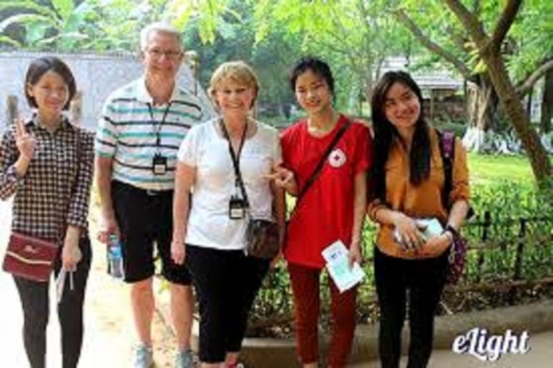 Cùng khách nước ngoài nói về văn hóa Việt