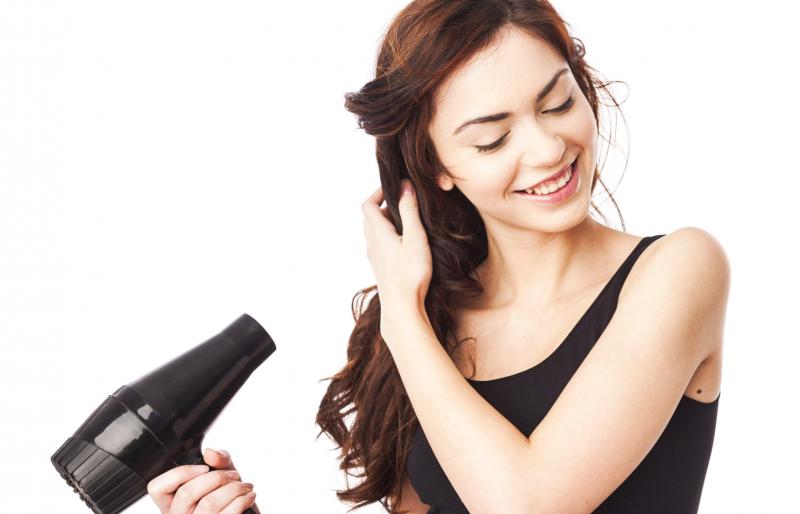 Để tránh gây hại cho tóc, bạn nên để máy sấy cách xa 15 cm và đặt nhiệt độ ở mức trung bình khi sử dụng.