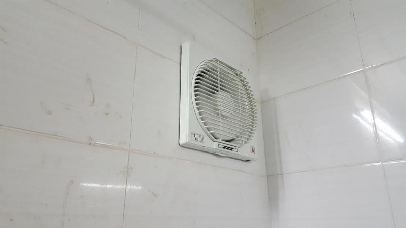 Bật quạt thông gió trong nhà bếp và phòng tắm