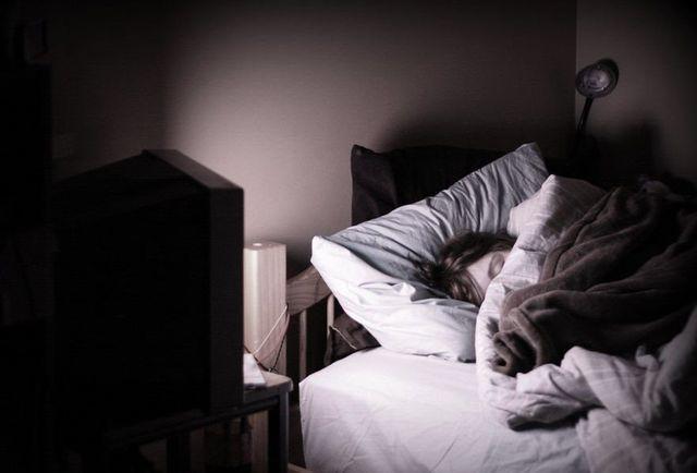 Bật ti vi khi ngủ ảnh hưởng đến khả năng sinh nở của phụ nữ