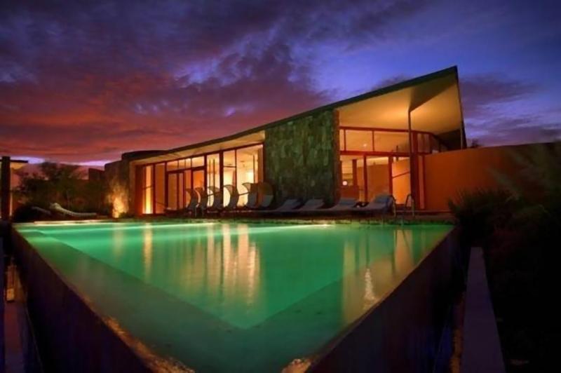 Bể bơi tại Tierra Atacama Hotel & Spa nằm trong hoang mạc Atacama, phía bắc Chile