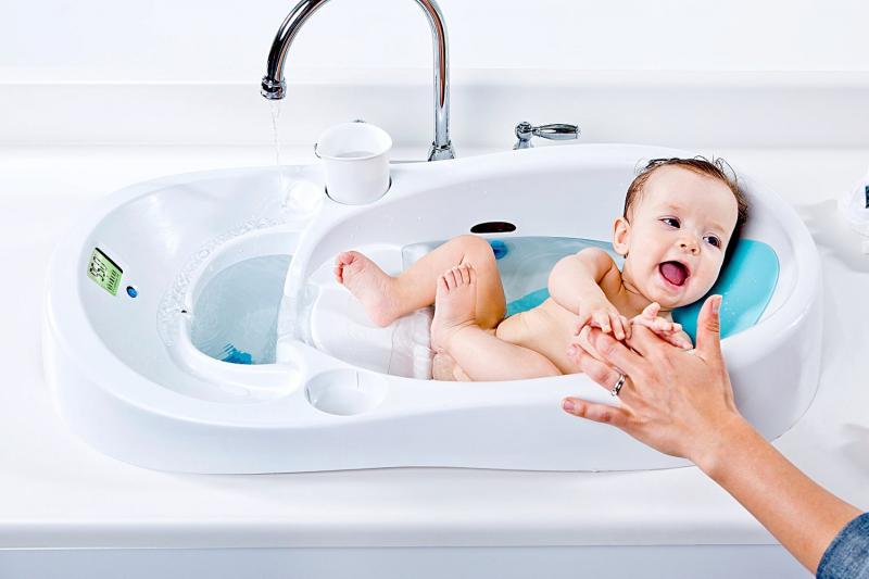 Thường xuyên tắm cho trẻ và vệ sinh thân thể cho trẻ là một cách phòng bệnh tay chân miệng