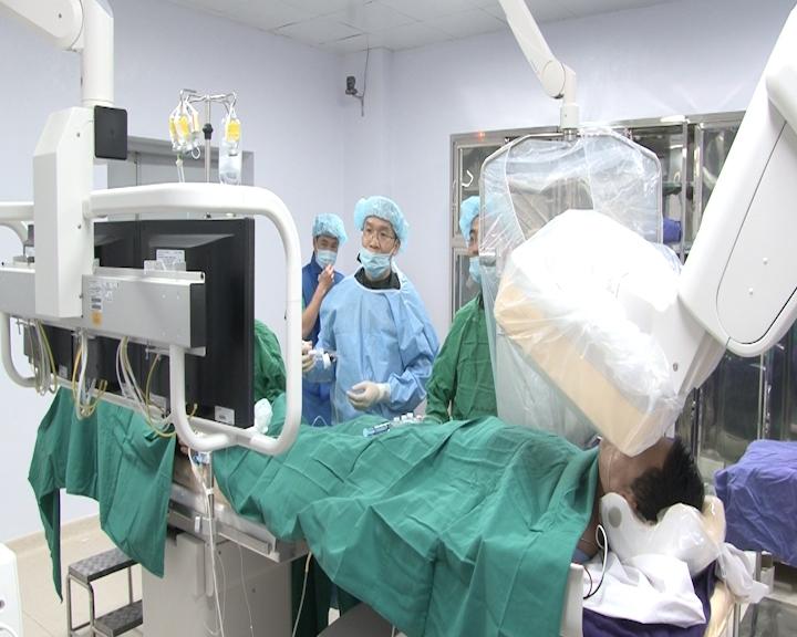 Bác sĩ bệnh viện Tim Hà Nội đang làm việc tại phòng khám tim của bệnh viện Bãi Cháy