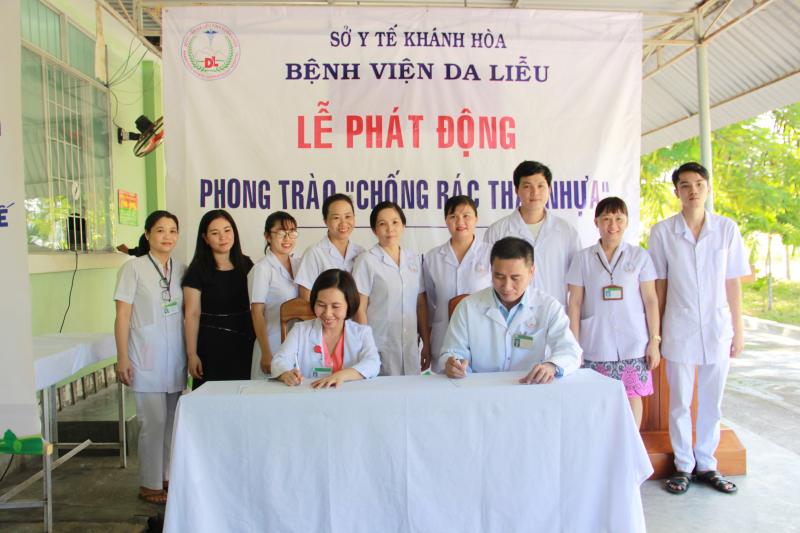 Đội ngũ y tá và bác sĩ Bệnh viện Da Liễu – Khánh Hòa