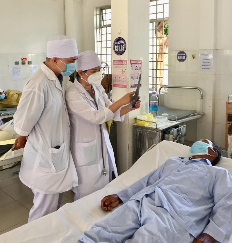 Bác sĩ Bệnh viện Lao và bệnh phổi tỉnh thăm khám và kiểm tra sức khỏe cho bệnh nhân.