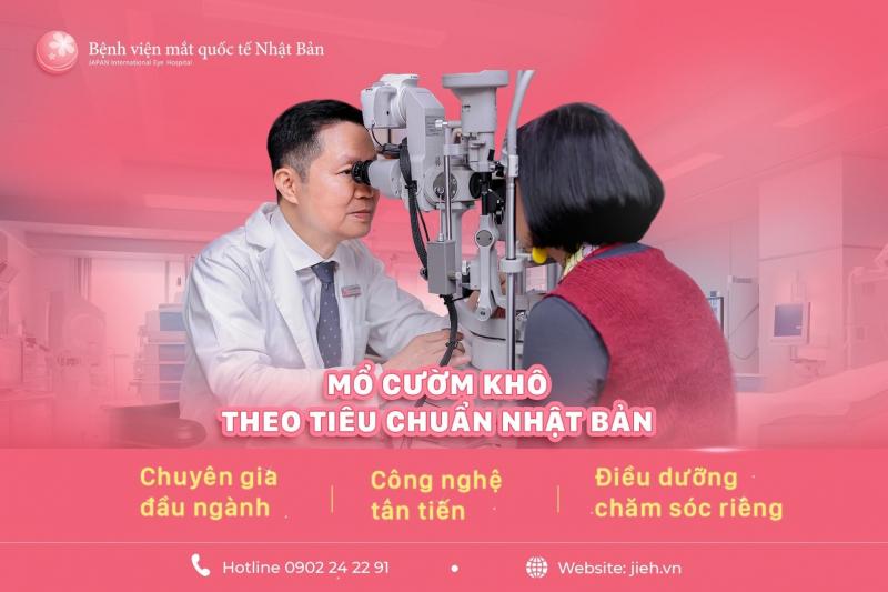 TS.BS Vũ Anh Tuấn thăm khám cho bệnh nhân đục thuỷ tinh thể