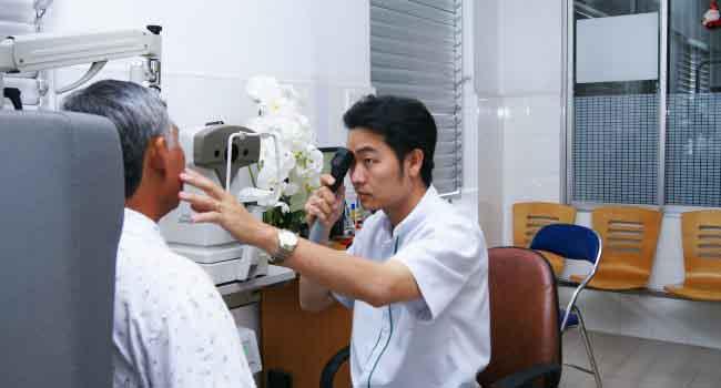 Bác sĩ tiến hành kiểm tra mắt cho bệnh nhân