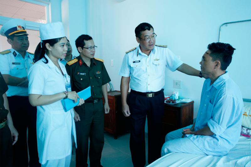 Phó Đô đốc Phạm Hoài Nam động viên Trung úy QNCN Phan Tất Thành, Nhà máy X52, Cục Kỹ thuật Hải quân đang điều trị tại Bệnh viện 87
