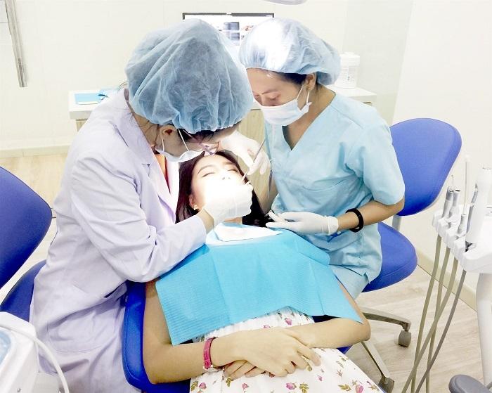 Bác sĩ của Răng hàm mặt quốc tế Sài Gòn khám và điều trị cho bệnh nhân