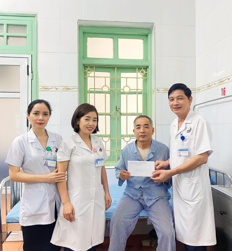 Bác sĩ tặng quà bệnh nhân tại Bệnh viện Y dược cổ truyền Tuyên Quang