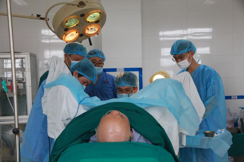 Các bác sỹ Bệnh viện YHCT Trung ương và Bệnh viện YHCT tỉnh Bắc Giang chuyển giao kỹ thuật Cắt trĩ bằng phương pháp Milligan Morgan