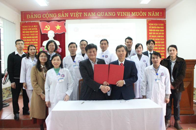 Đại diện Bệnh viện Y dược cổ truyền tỉnh ký kết biên bản hợp tác với đại diện Công ty cổ phần Dược phẩm Bagiaco - chi nhánh Hà Nam.