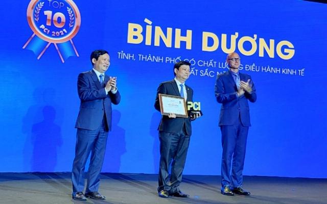 Ông Võ Văn Minh, Chủ tịch UBND tỉnh Bình Dương, nhận giấy chứng nhận địa phương có chất lượng điều hành xuất sắc năm 2021.