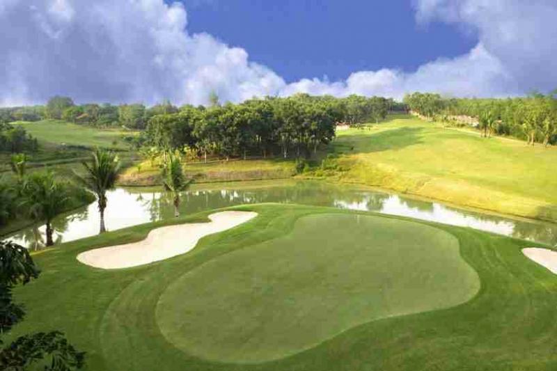 Sân golf Bo Chang Dong Nai Golf Resort do kiến trúc sư Ward W Northrup thiết kế với diện tích là 300 ha