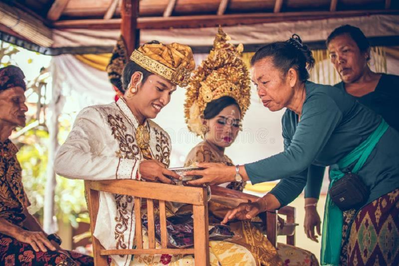 Bộ lạc Indonesia cấm cặp vợ chồng mới cưới sử dụng nhà vệ sinh trong ba ngày