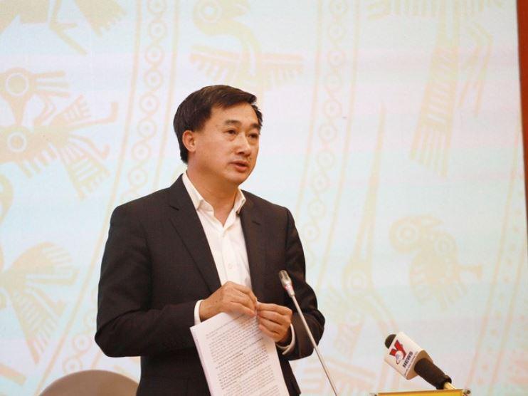 Thứ trưởng Bộ Y tế Trần Văn Thuấn trả lời báo chí về việc gia hạn vắc-xin Covid-19. (Ảnh: Báo Người lao động)