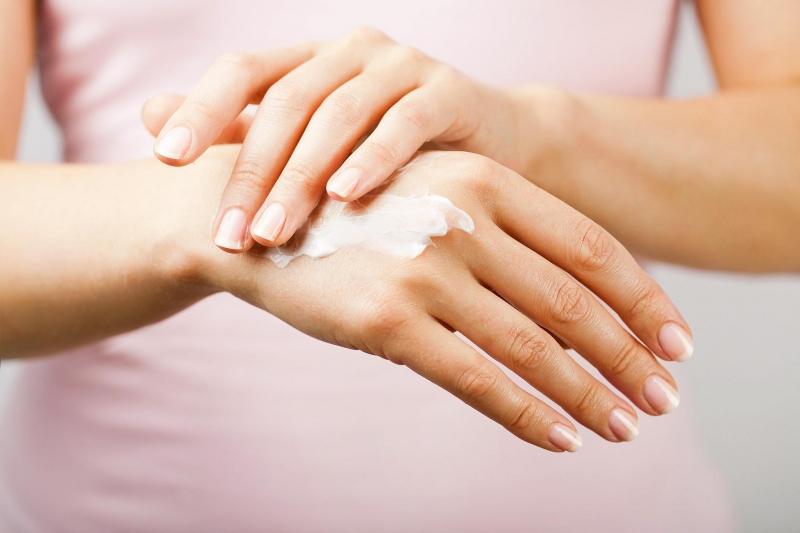 Bôi kem dưỡng da tay thường xuyên giúp da trắng sáng, mịn màng