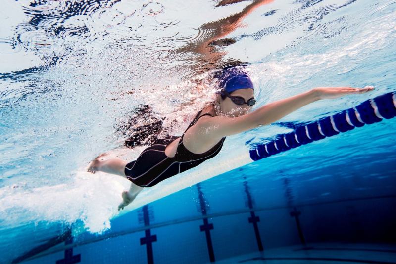 Bơi lội giúp cơ thể thư giãn vừa giúp chân thon gọn hơn
