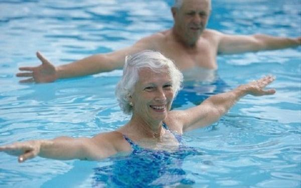 Bơi lội giúp hạ lượng cholesterol, giảm nguy cơ mắc bệnh tim mạch