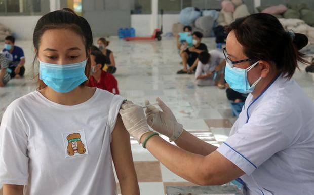 Cán bộ y tế tiêm vaccine cho học sinh (Ảnh: Internet)