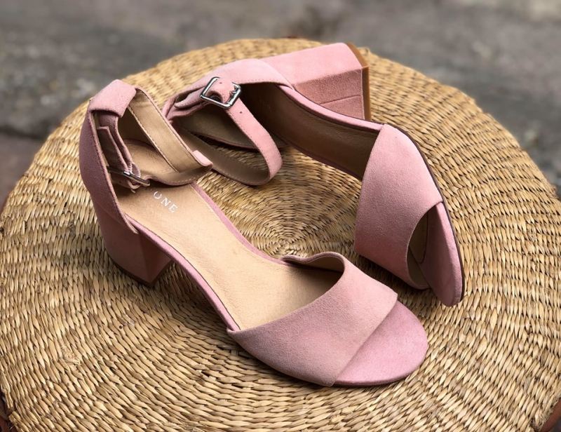 Một mẫu sandal dành cho nàng bánh bèo ở Bông Béo