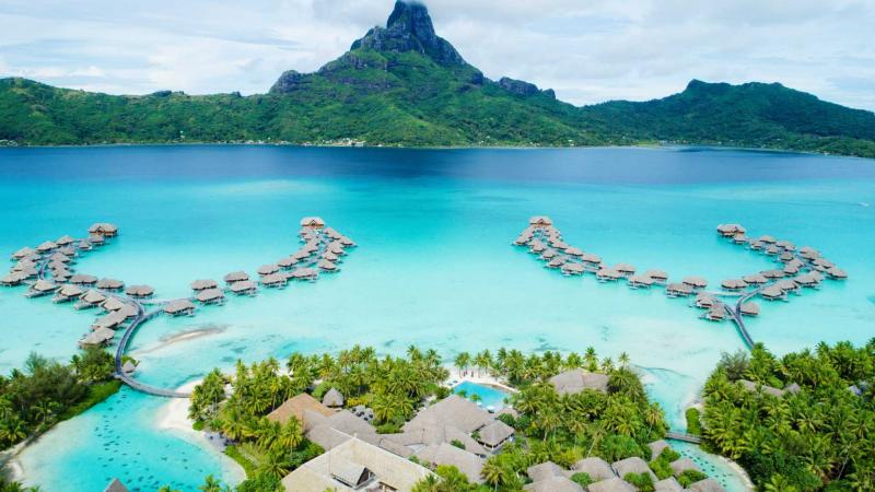 Bora Bora với những khu nghỉ dưỡng sang trọng, những bãi biển đẹp mê hồn chan hòa ánh nắng ấm áp