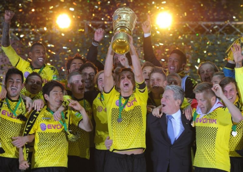 Chiếc cúp đánh dấu sự khởi sắc của Dortmund năm 2012