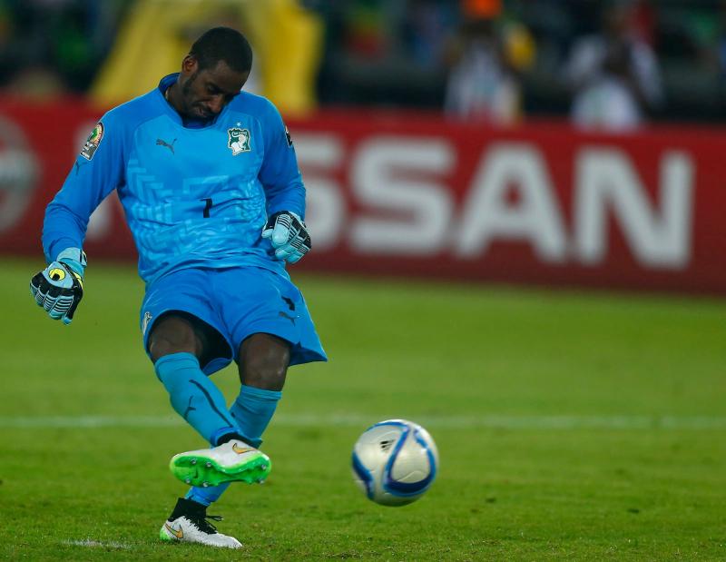 Boubacar Barry sút phạt vào lưới Ghana tại Cúp bóng đá châu Phi 2015
