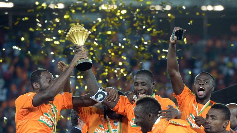Boubacar Barry sút phạt vào lưới Ghana tại Cúp bóng đá châu Phi 2015