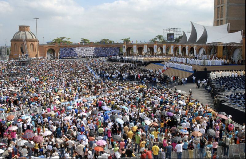 người dân Công Giáo tại Brazil tập hợp tham dự Thánh lễ đặc biệt tại một quảng trường