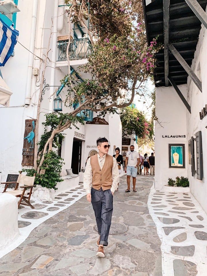Ca sĩ Quang Vinh chọn set đồ Brooks Brothers cho chuyến đi đến đảo Magical xinh đẹp ở Hy Lạp