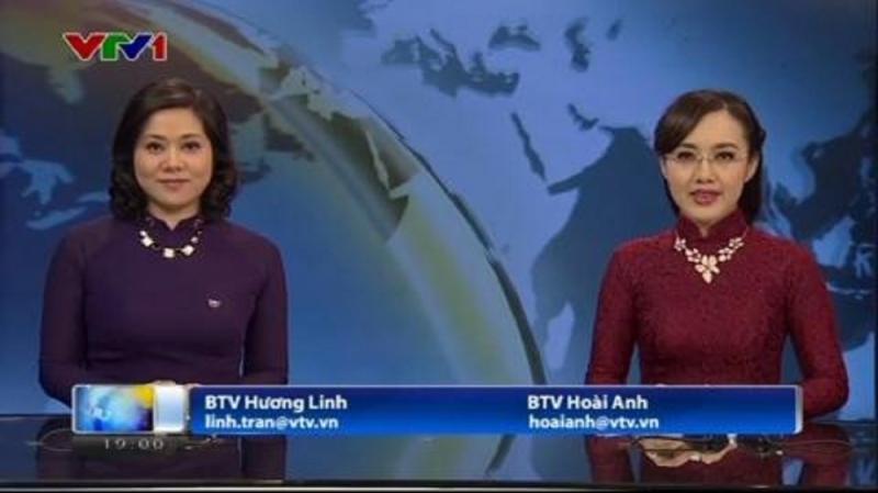 BTV Hương Linh dẫn chương trình Thời sự cùng BTV Hoài Anh