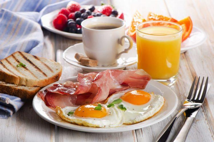 Một thống kê ở Anh cho thấy, 90% các cô gái thích bạn trai hay người chồng của mình phục vụ bữa ăn sáng cho cô ấy ngay trên giường vào mỗi buổi sáng