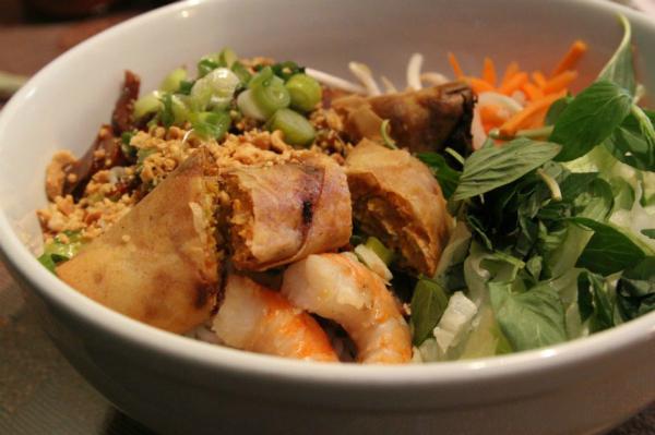 Một món ngon được ưa chuộng khác của miền Trung là Mì Quảng