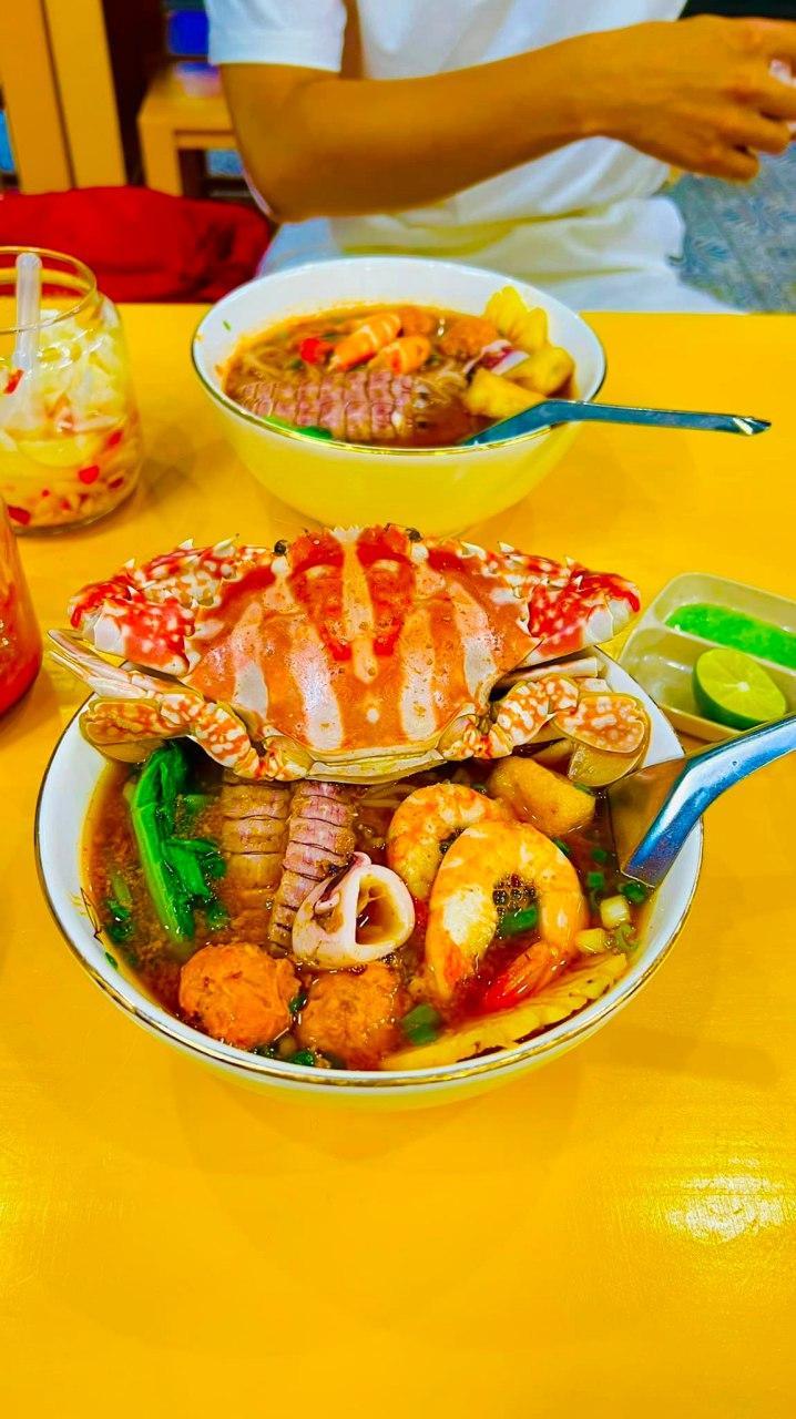 Bún hải sản Mẹ Su là một địa điểm không thể bỏ qua cho các tín đồ ẩm thực, đặc biệt là những người yêu thích các món ăn hải sản.