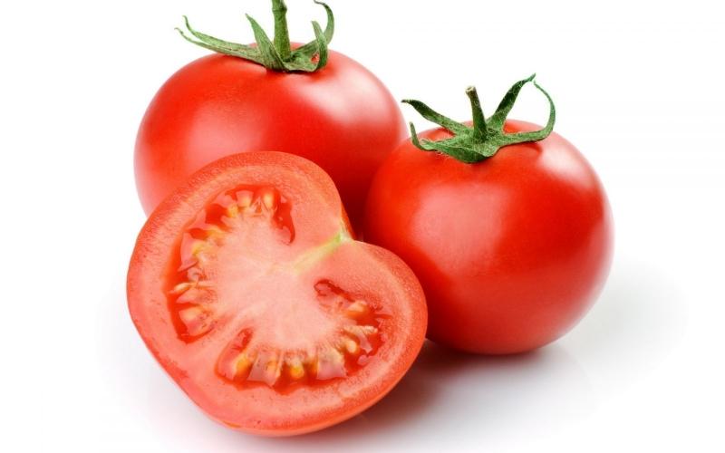 Lẽ dĩ nhiên cà chua chứa hàm lượng vitamin C cao rất tốt cho da và phòng ngừa ung thư