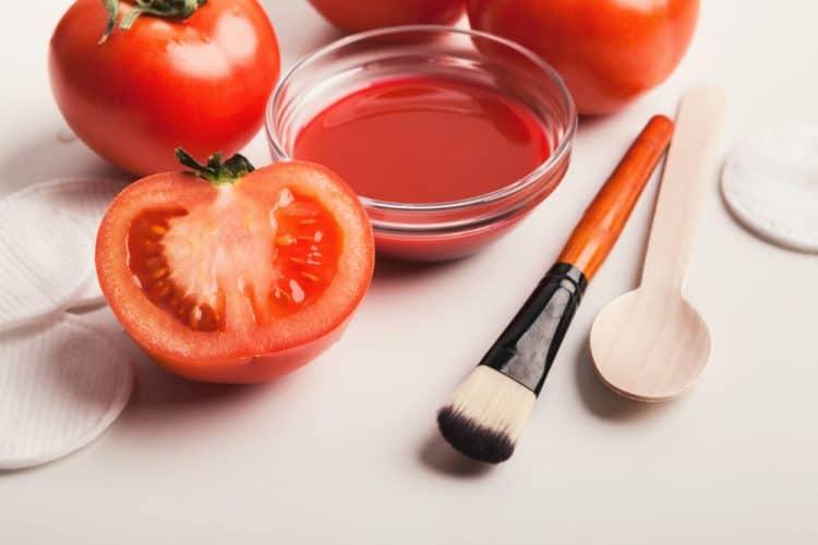 Cà chua không chỉ là thực phẩm cho da, còn là mặt nạ dưỡng tóc khá tốt nếu tóc bạn đang trong tình trạng xơ rối, chẻ ngọn hay dễ gãy rụng.