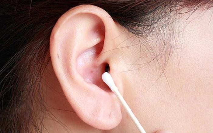 Làm sạch tai và cẩn thận loại bỏ tất cả ráy tai và các chất khác từ tai ngoài trước khi sử dụng sản phẩm