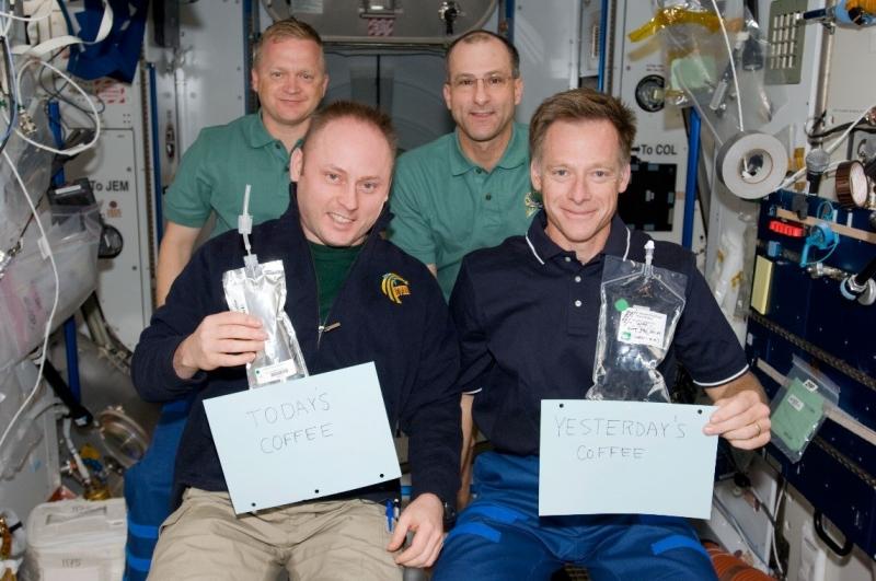 Uống nước trên ISS.