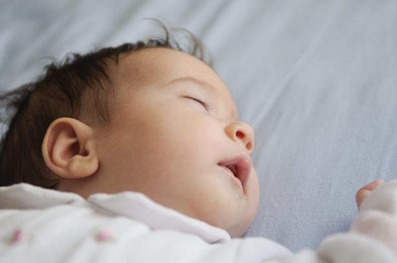 Những tuần đầu sau sinh, trẻ có xu hướng ngủ rất nhiều