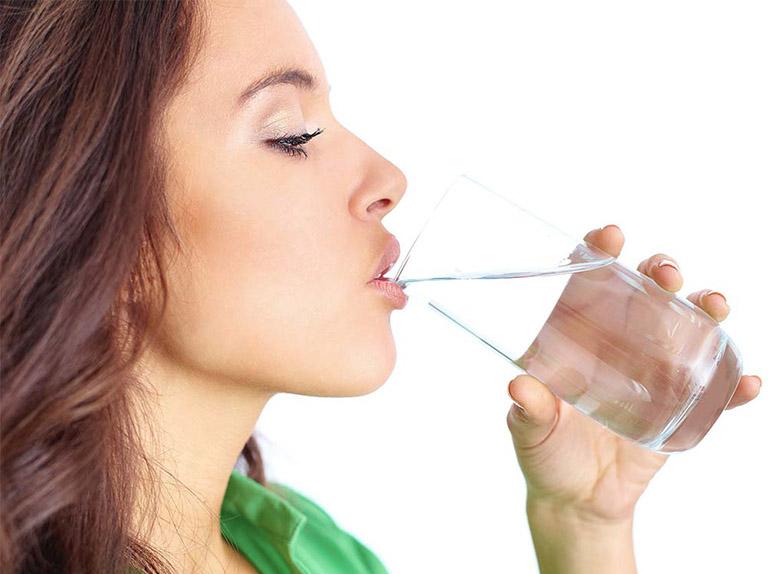 Uống đủ nước để tránh mất nước