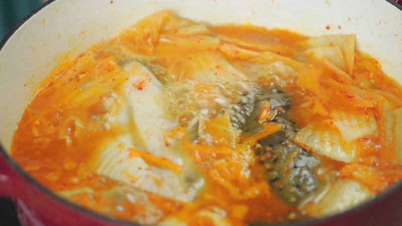 Cách nấu lẩu kim chi cá hồi