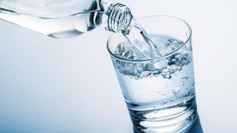 Uống đủ nước để phòng bệnh chàm