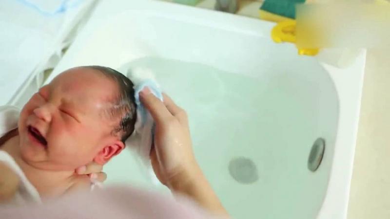 ﻿  Dù bạn tắm cho bé bằng sữa tắm gội hoặc các loại lá cây thì việc tráng lại bằng nước sạch là vô cùng cần thiết.